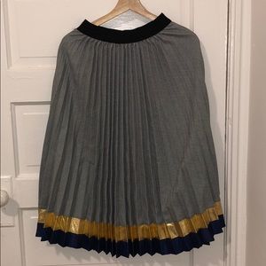 Houndstooth pleated skirt with gold border